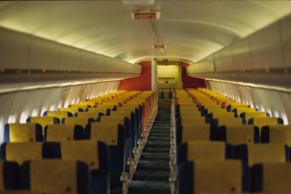 United Airlines 727-200 cabin interior | Airline interiors, Vintage airlines, Aircraft  interiors