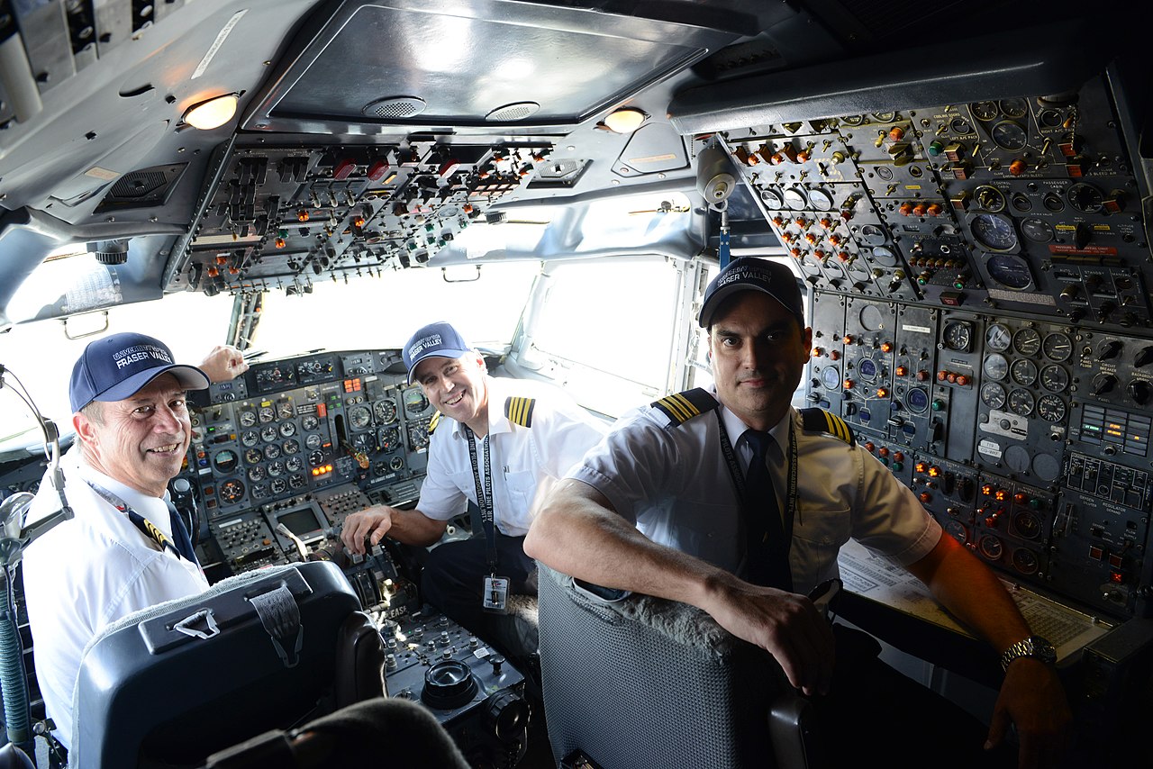 Boeing 727-200 cockpit with crew