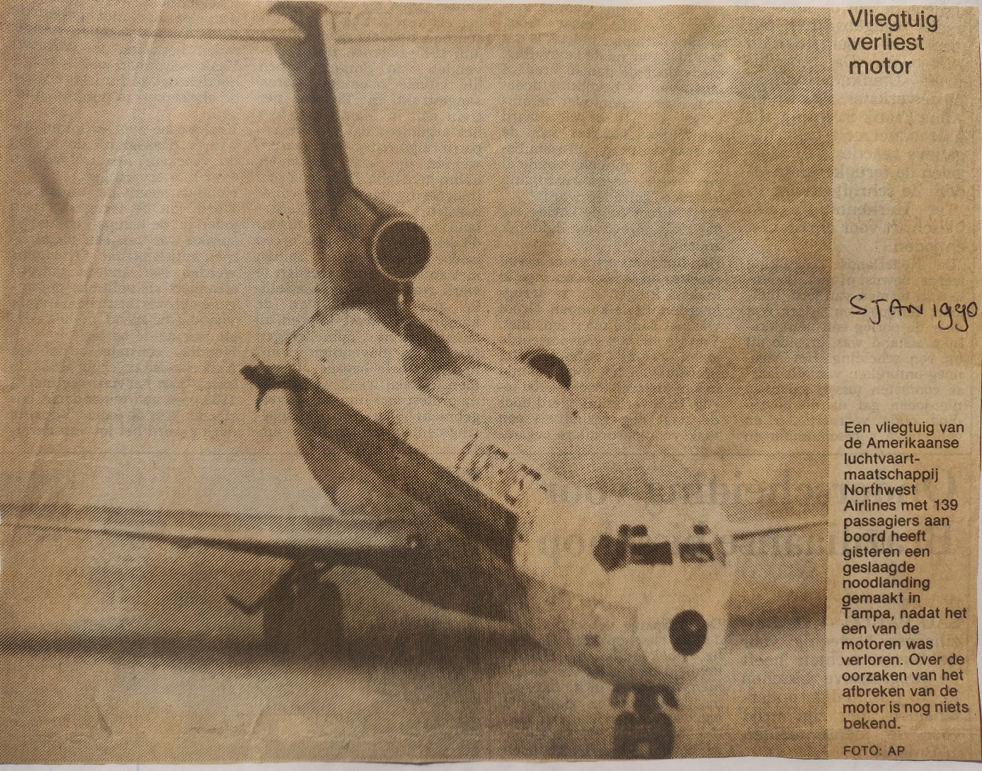 Boeing 727-200adv newspaper foto engine missing | Northwest Airlines N280US