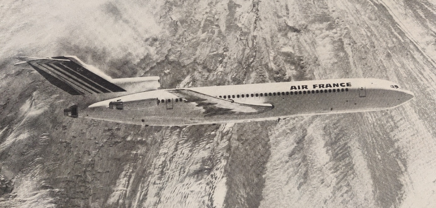 Boeing 727-228adv | Air France | F-GCDC | 727-200adv flying past mountains