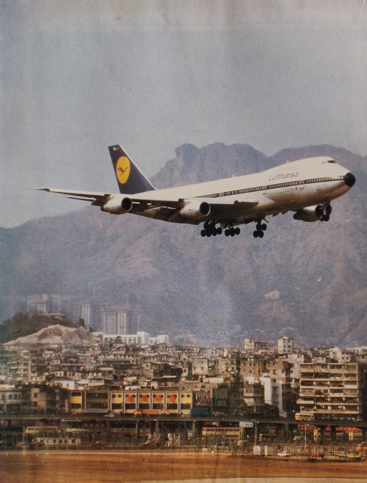 Boeing 747-200 Lufthansa flying over Kowloon | Checkerboard approach | Runway 13 Kai Tak