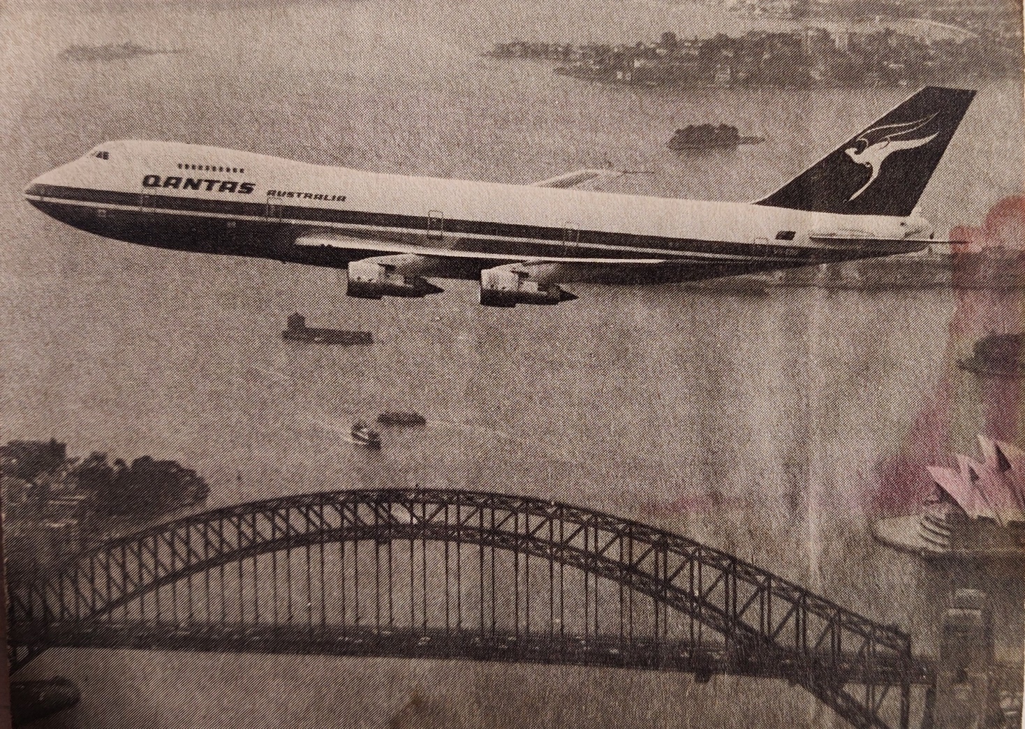 Boeing 747-200 | Quantas | flying over Harbour Bridge Sydney