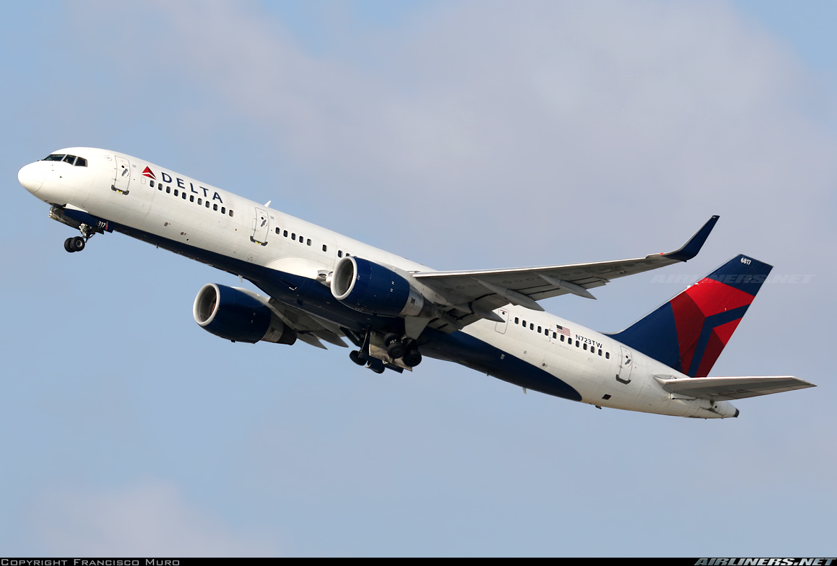 Boeing 757-200 | 757-231 | Delta Airlines | N723TW | aircraft taking off with landing gear retrackting 