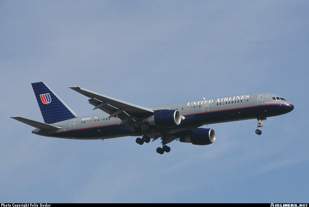 Boeing 757-222 | United Airlines | N591UA | 8 September 2001 aircraft approaching with extended flaps for landing