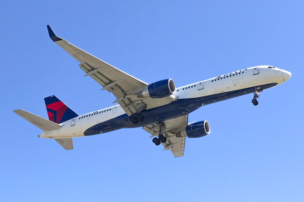 Delta Boeing 757-200 coming in for landing with full flaps