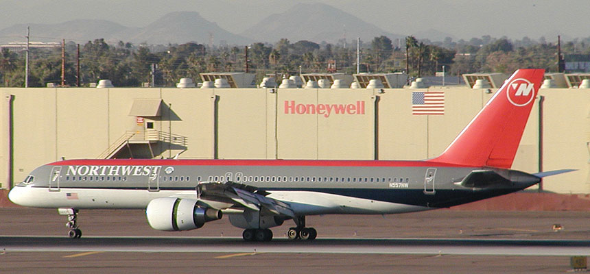 Boeing 757-200 | N557NW | Northwest Airlines | rolling out with extende thrust reversers | Phoenix Airport November 2005