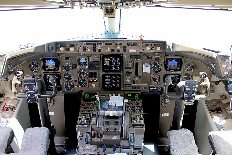 Cockpit of Condor airlines 757-300 D-ABOA