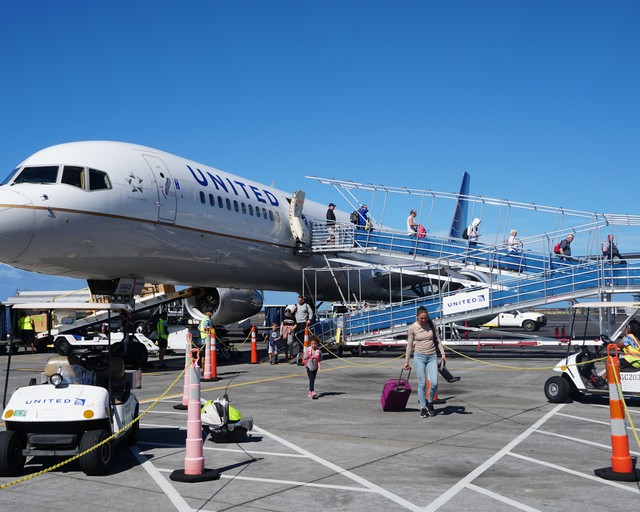 passengesr off-boarding a United airlines Boeing 757-300