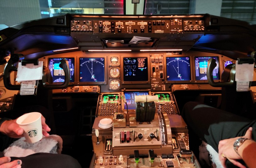 Boeing 767-400ER cockpit