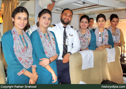 Airbus A310-300 | Pakistan Airlines | AP-BGN | flight crew posing