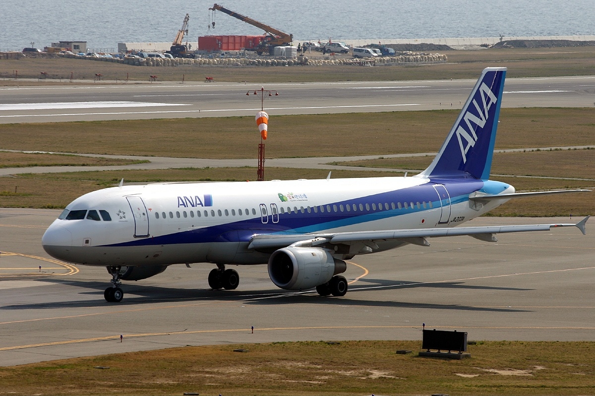 Airbus A320-211 | All Nippon | JA203A | A320 taxiing at Osaka Kansai airport March 2005