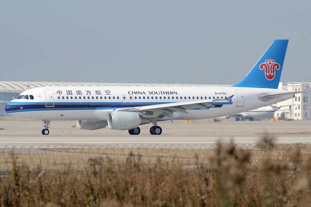 Airbus A320-214 | China Southern | B-6702 | A320 on the runway