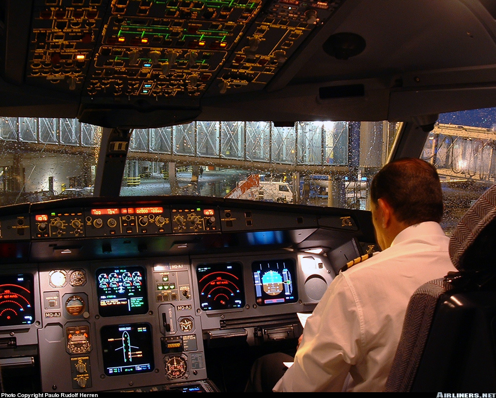 Airbus A340-211 - Aerolineas Argentinas | Aviation Photo #0369525 |  Airliners.net | cockpit with pilot preparing a flight