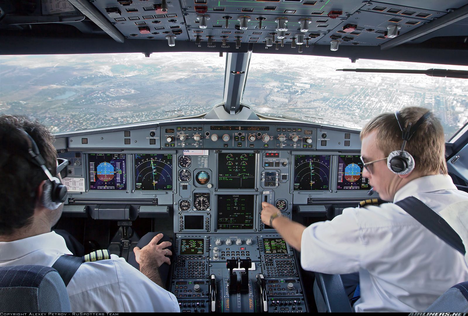 Cockpit Airbus A320-214 - The most beautiful office in the world | Airbus,  Aircraft pictures, Aviation