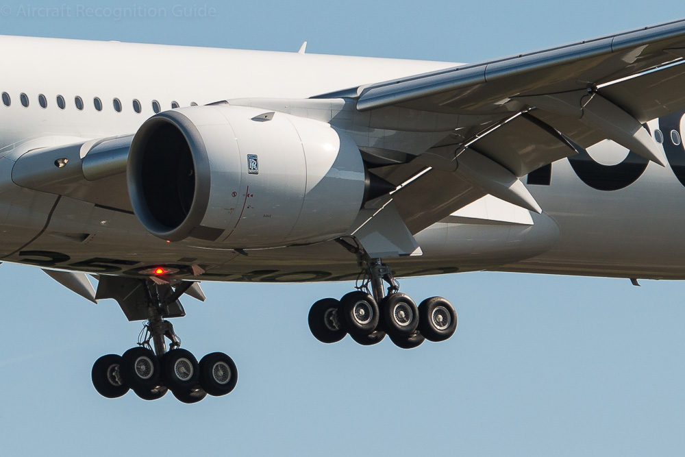 Airbus A350-1000 6-wheel bogie landing gear and single slotted flaps