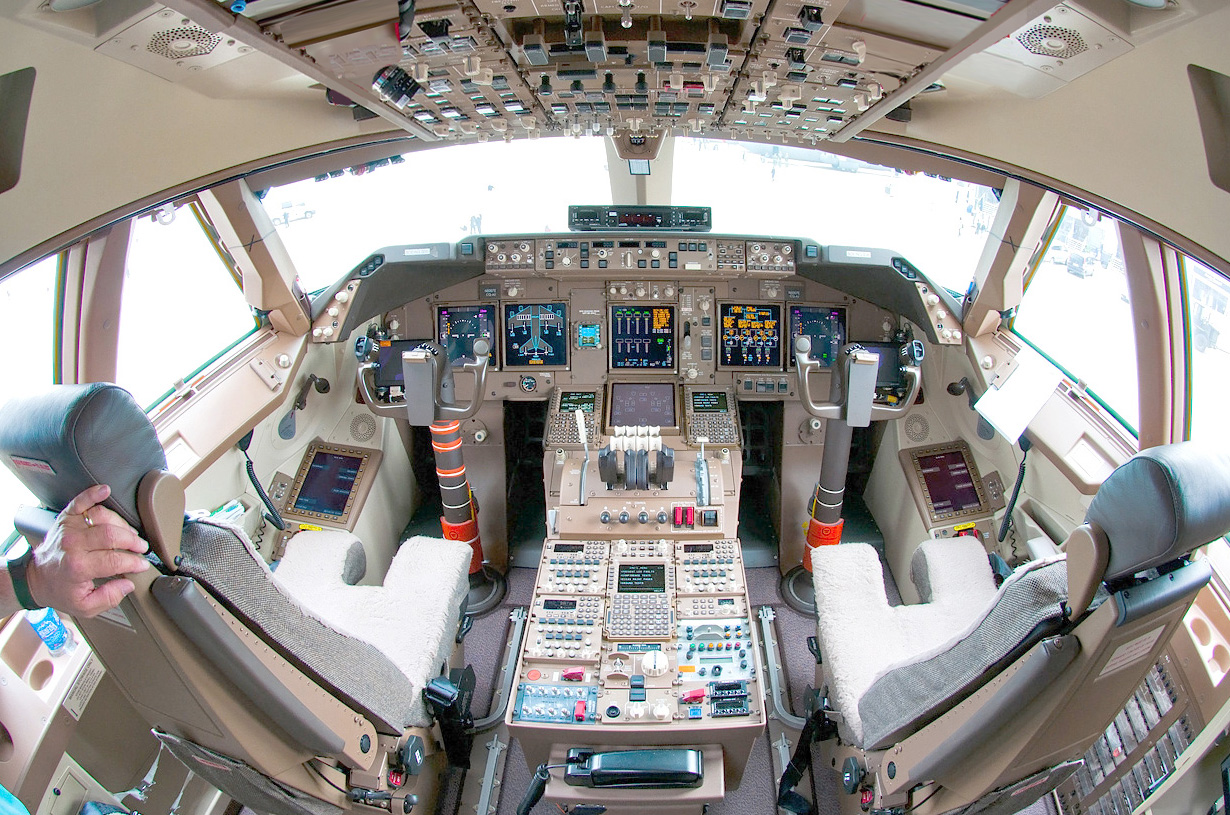 Boeing 747-8I cockpit