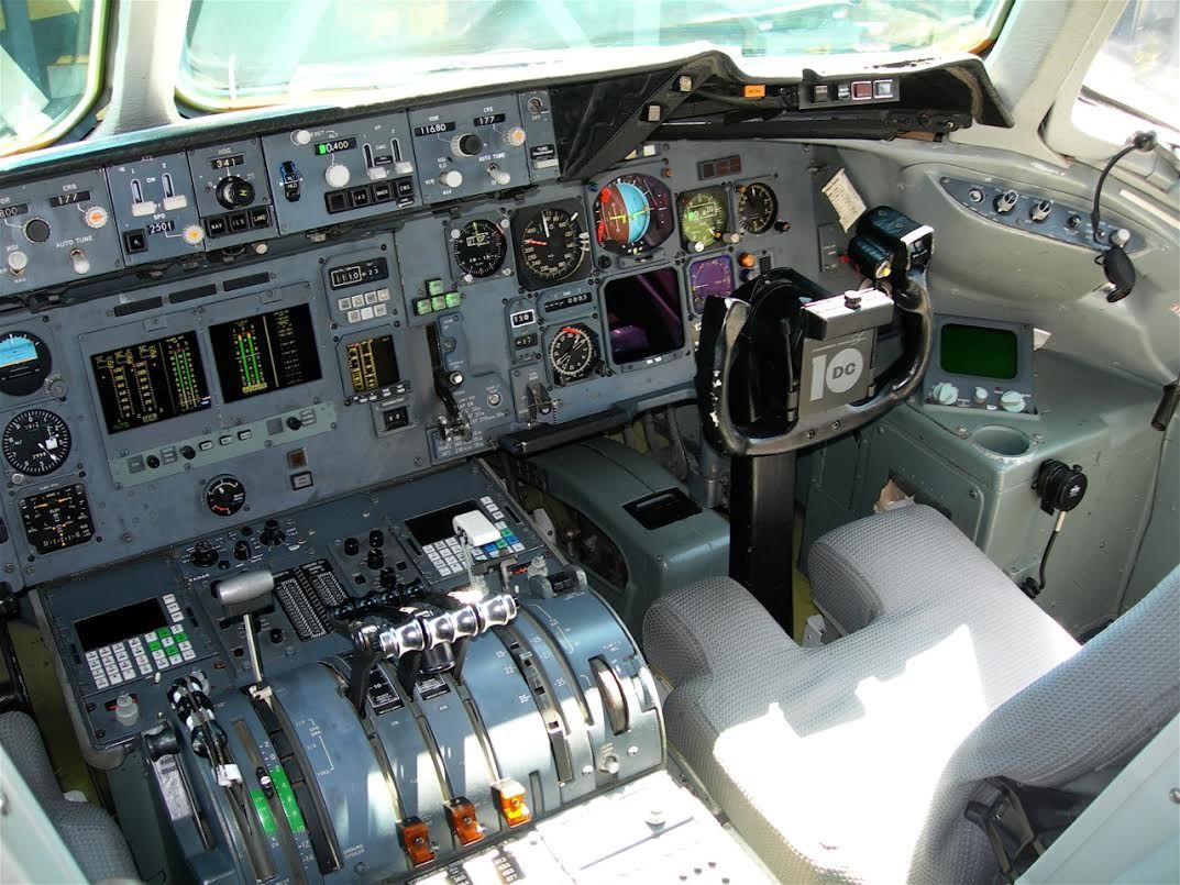 DC-10-40 upgraded cockpit (new engine instruments, FMCs, and NDs). |  Cockpit, Pilots aviation, Flight deck