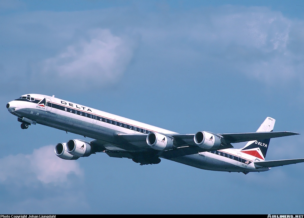 DC-8-71 | N825E | Delta airlines | aircraft taking off landing gear retracting