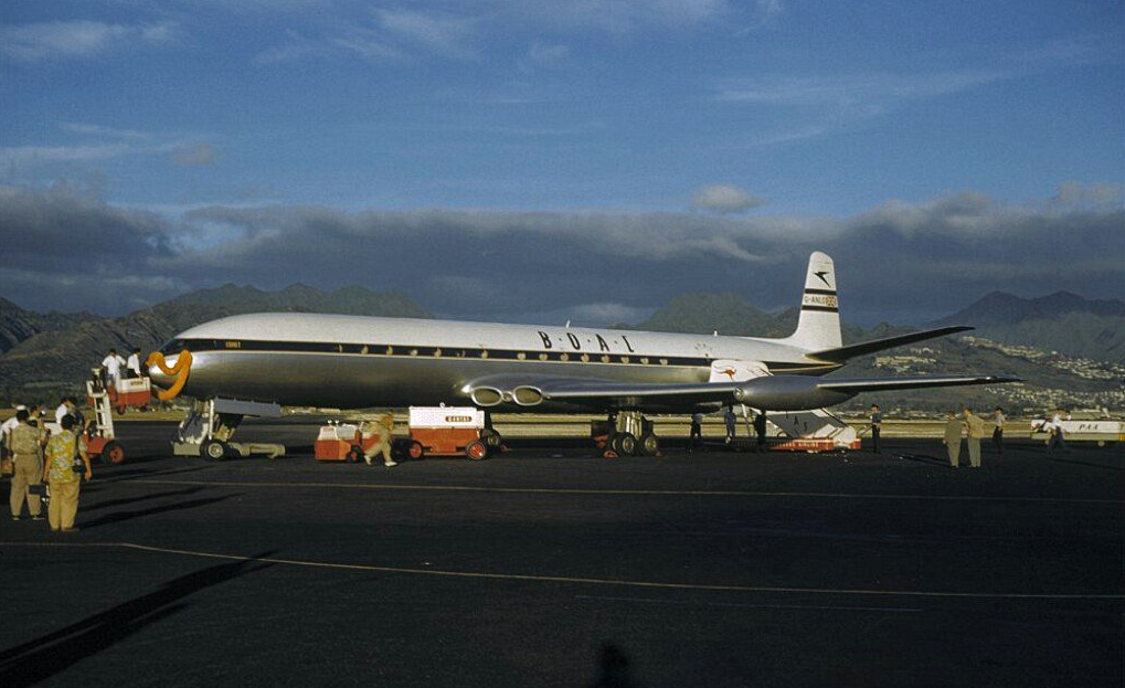 DH.106 Comet 3 G-ANLO is decorated with a flower lei on its arrival at Honolulu International Airport, 13 December 1955. (Zoggavia)