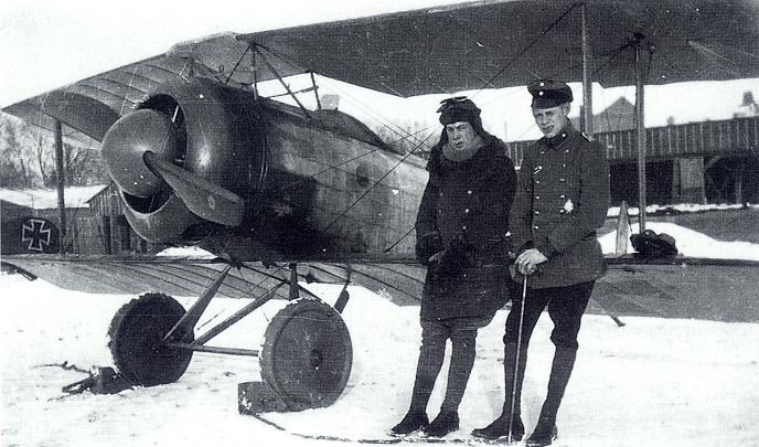 http://www.forumeerstewereldoorlog.nl/wiki/images/Fokker_D.V_met_Paul_B%C3%A4umer_en_Paul_von_Hippel_op_het_Jasta_5_vliegveld_in_Boistrancourt.jpg