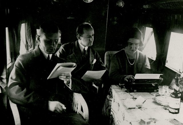 2161_026505, De cabine van de Fokker F.V. Van links naar rechts  luchtvaartjournalist Henri Hegener, Friedrich Seekatz en Fokkers  secretaresse. -