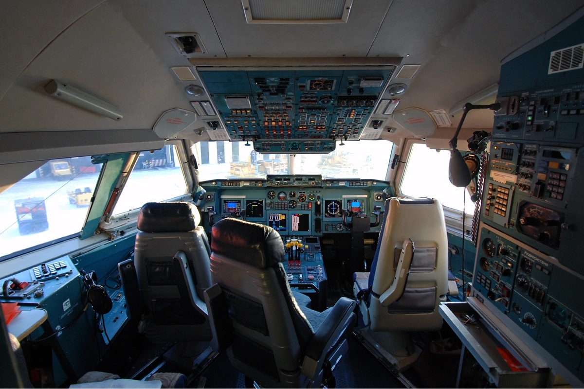 Ilyushin Il-96-300 cockpit