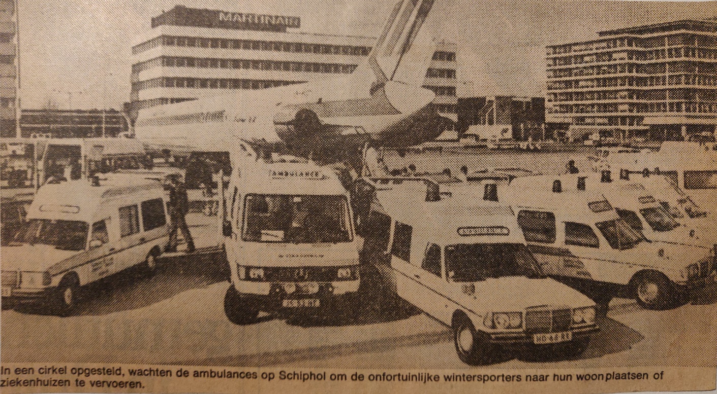 McDonnel Douglas MD-82 parked at Schiphol airport | newspaper photo with several Mercedes ambulances in front | ambulance wintersport flights