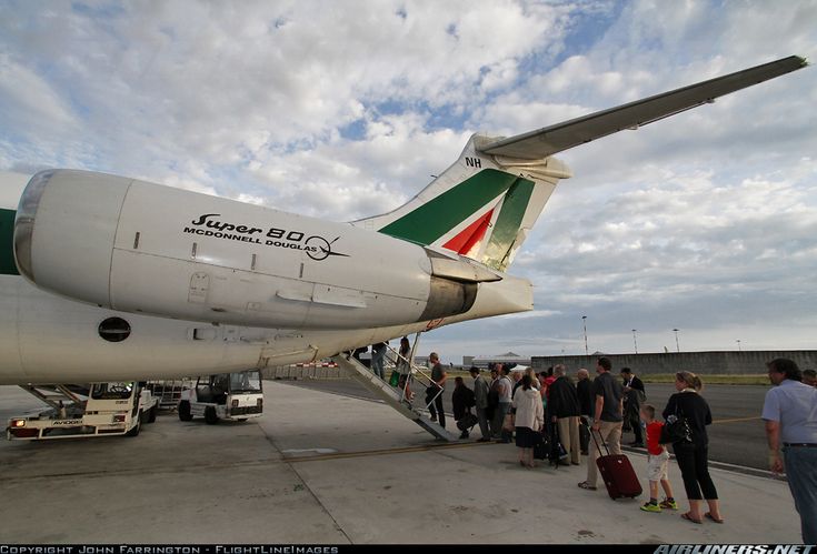 McDonnell Douglas MD-82 (DC-9-82) - Alitalia | Aviation Photo #1961438 |  Airliners.net | Aviation, Vintage airlines, Jet engine | boarding via the tail stairs