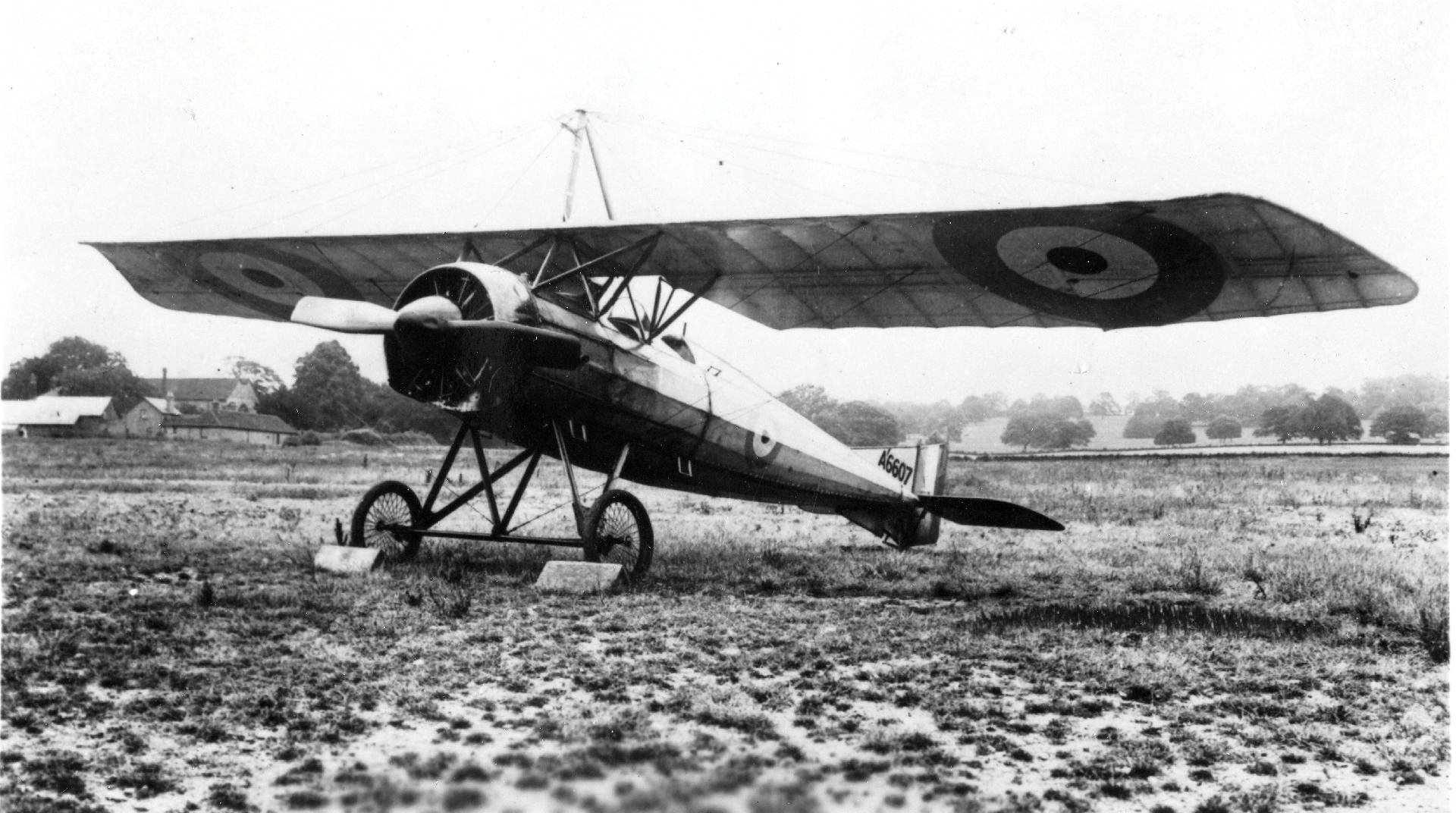 https://upload.wikimedia.org/wikipedia/commons/d/d8/Morane-Saulnier_P_French_First_World_War_reconnaissance_aircraft_in_RFC_markings.jpg