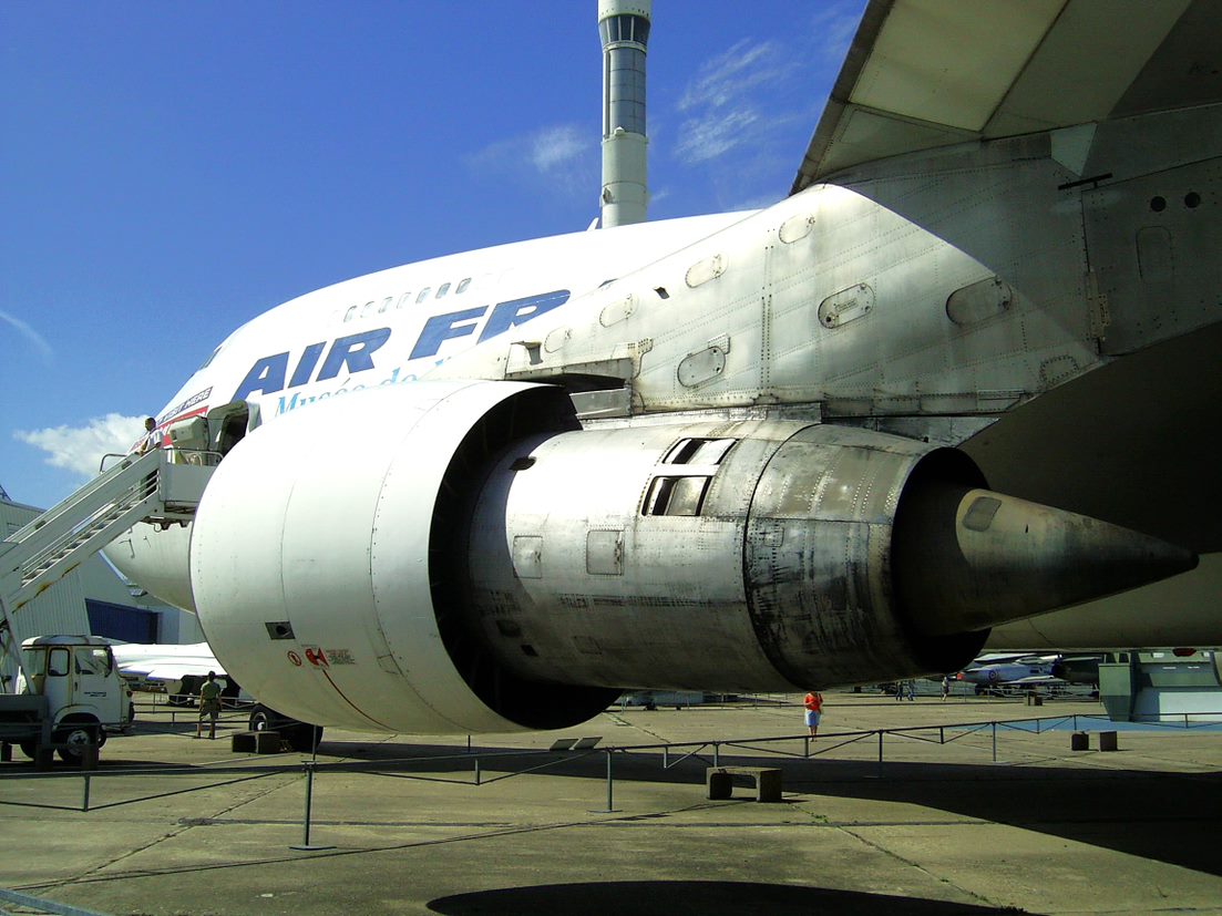 Pratt & Whitney JT9D-7 turbofan under the wing of an Air France Boeing 747