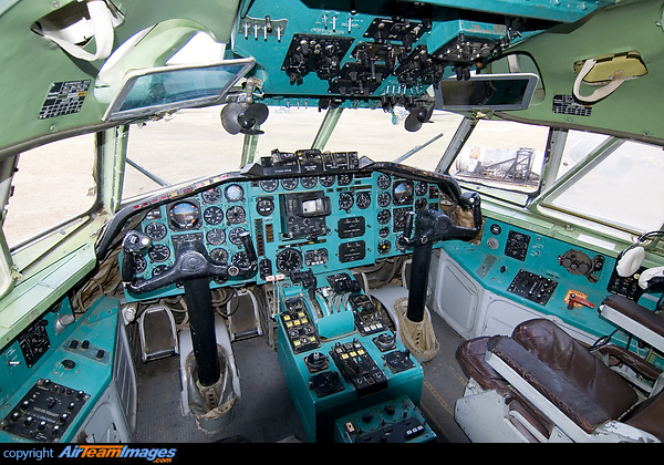 Tupolev Tu-154B (HA-LCG) cockpit