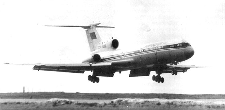 Aeroflot Tupolev Tu-154B coming in for landing low with full flaps