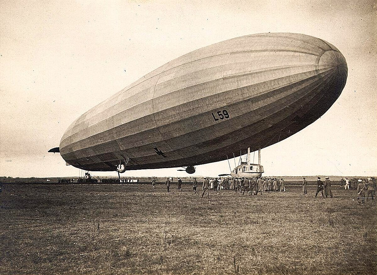 Zeppelin LZ104 L59 with croud below 