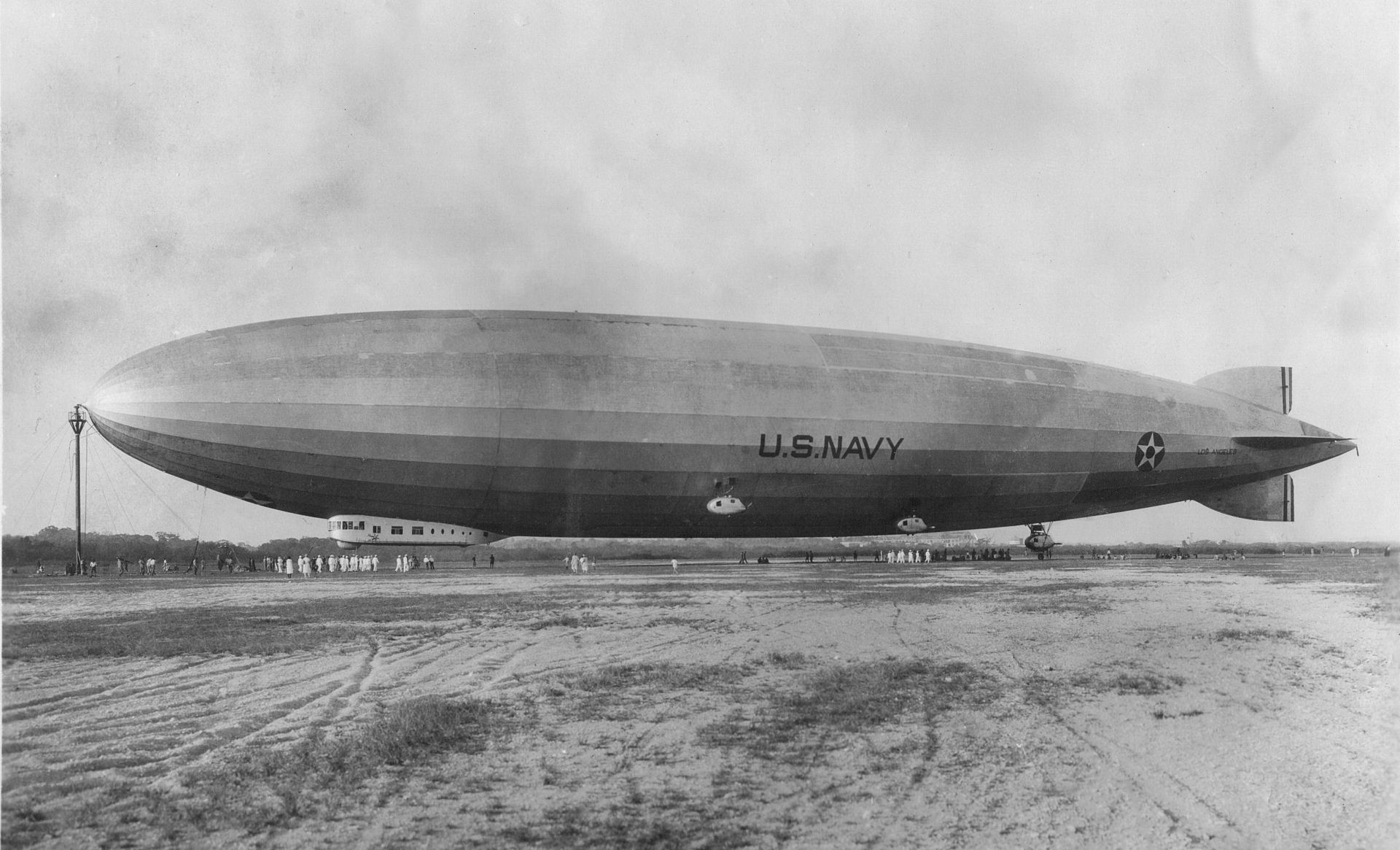 Zeppelin LZ126 ZR-3 USS Los Angeles moored at its mast at Lakehurst ?