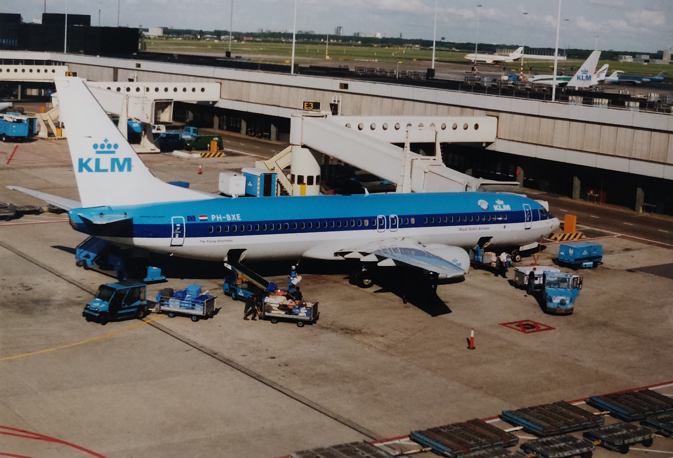 Boeing 737-800 | KLM | PH-BXE | 737-8K2 at the gate at Schiphol onloading luggage | (c) bvdz