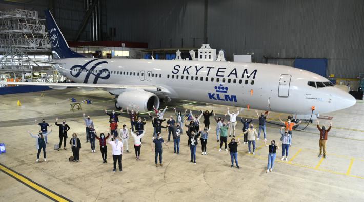 Boeing 737-900 | KLM | SkyTeam wasbeurt | Boeing 737 aircraft inside maintenance hall with personnel in front