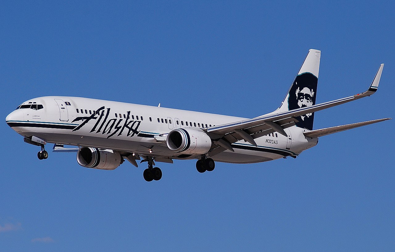 Boeing 737-900 | Alaska AIrlines | N323AS | 737 aircraft landing with full flaps and gear extended