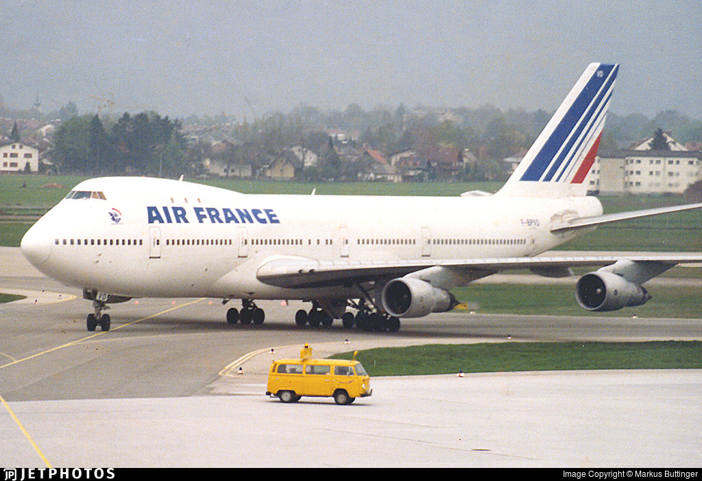 F-BPVD - Boeing 747-128 - Air France ~ Salzburg April 1985 ~ Volkswagen T2B van