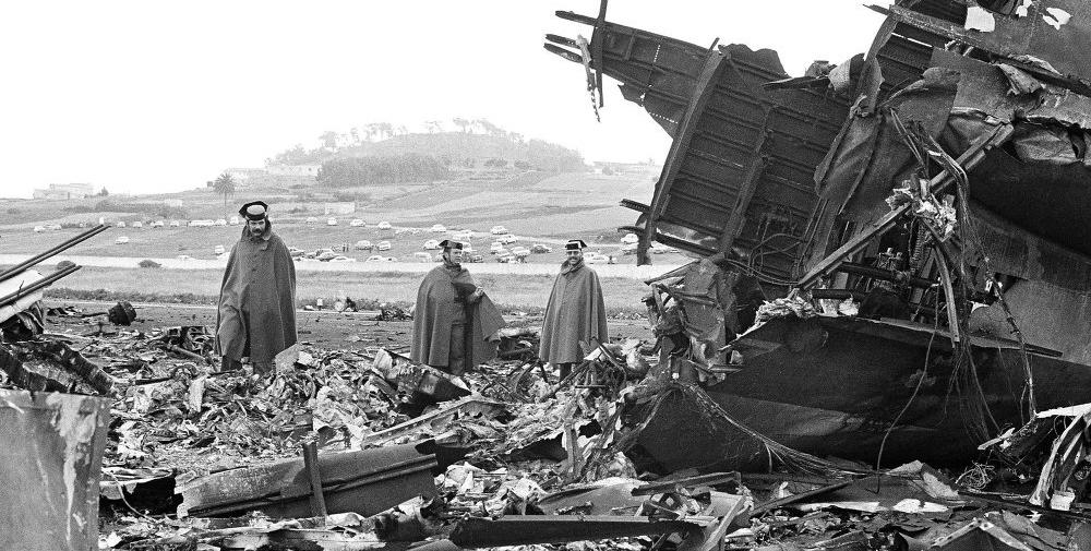 Boeing 747-100 | PanAm | N736PA | wreckage at Tenerife with 3 local police officer inspecting the remains