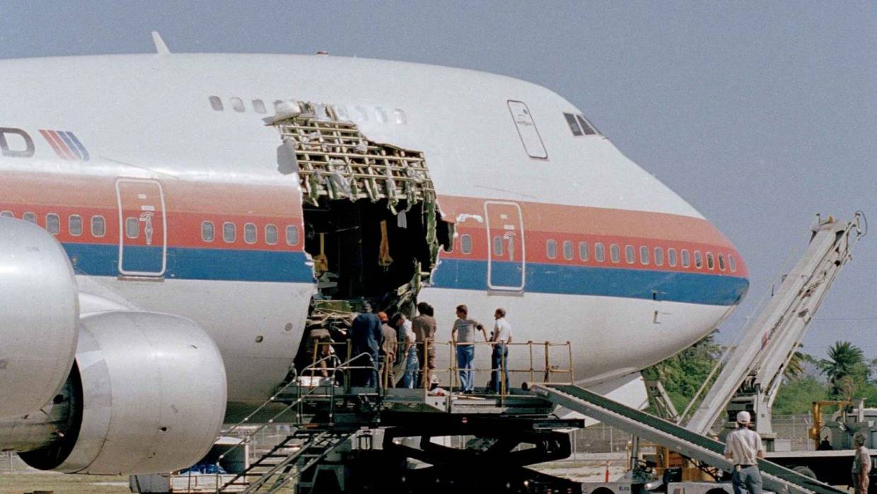 Boeing 747-100 | United Airlines | N4713U | investigators inspecting the damaged 747