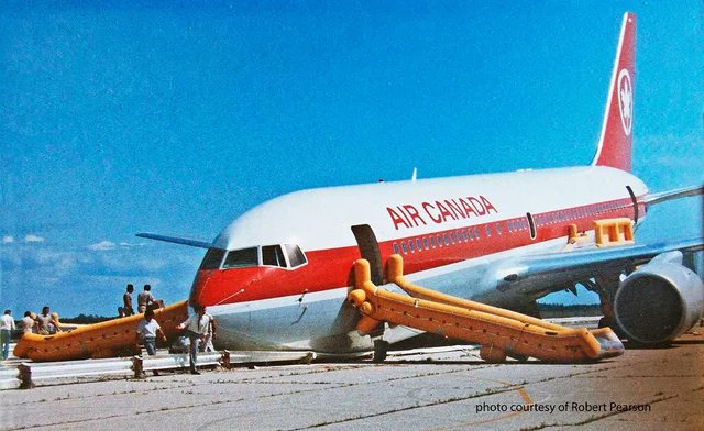 Boeing 767-233 | Air Canada | C-GAUN | Gimli Glider | Boeing 767-200 on runway with collapsed nosewheel and emergency slides deployed