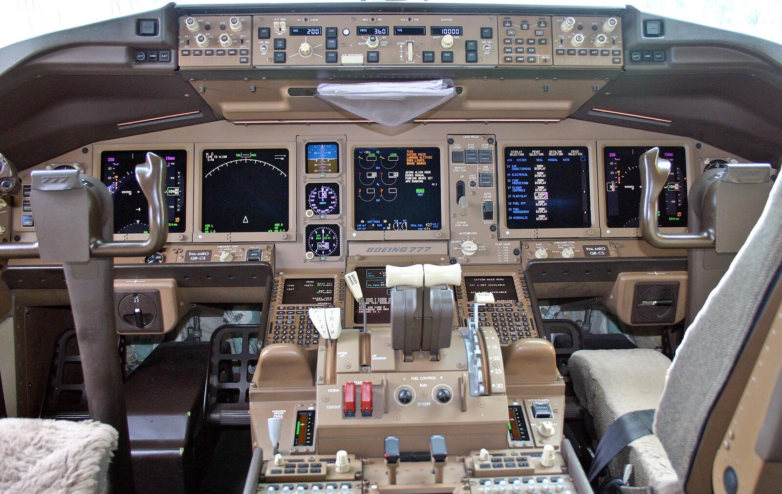 Boeing 777-200ER | Malaysian Airlines | 9M-MRO | cockpit