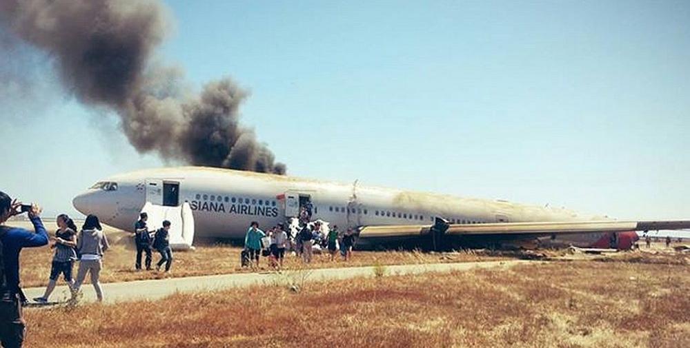 Boeing 777-200ER | Asiana Airlines | HL7742 | passengers leave the crash-landed 777