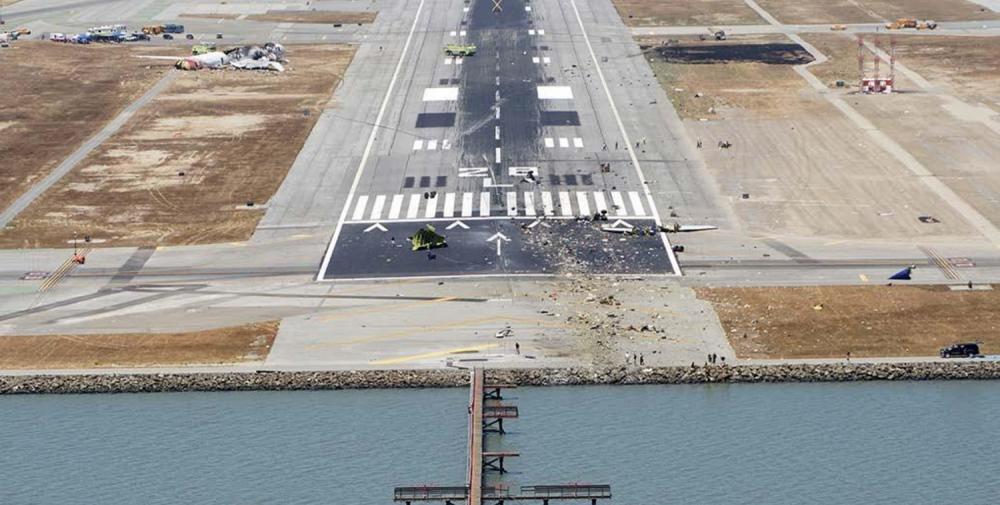 Boeing 777-200ER | Asiana Airlines | HL7742 | San Francisco airport runway 28L with debris field