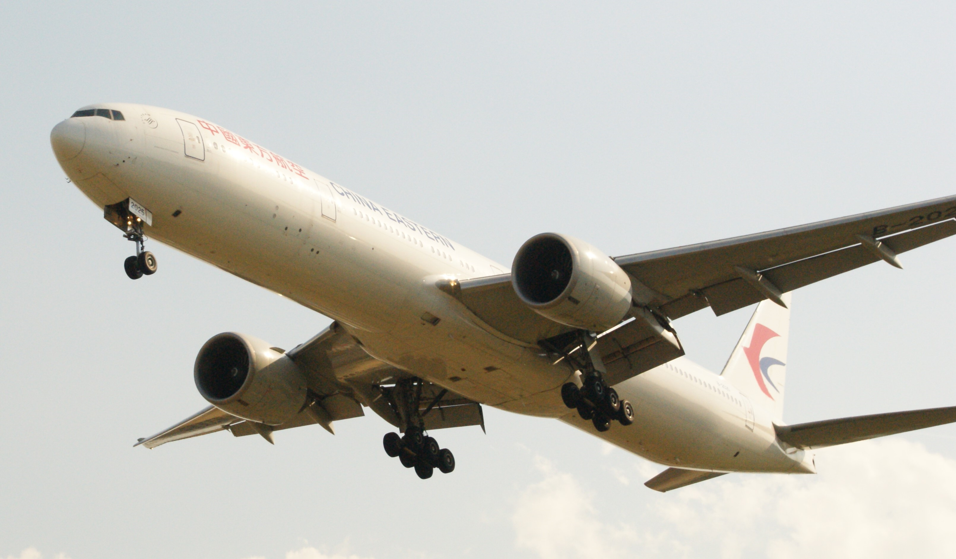 777-300ER | China Eastern | B-2025 | landing at Schiphol June 2023 (c) bvdz