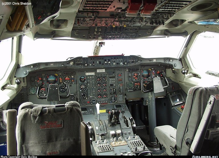 Airbus A300B4-100 cockpit