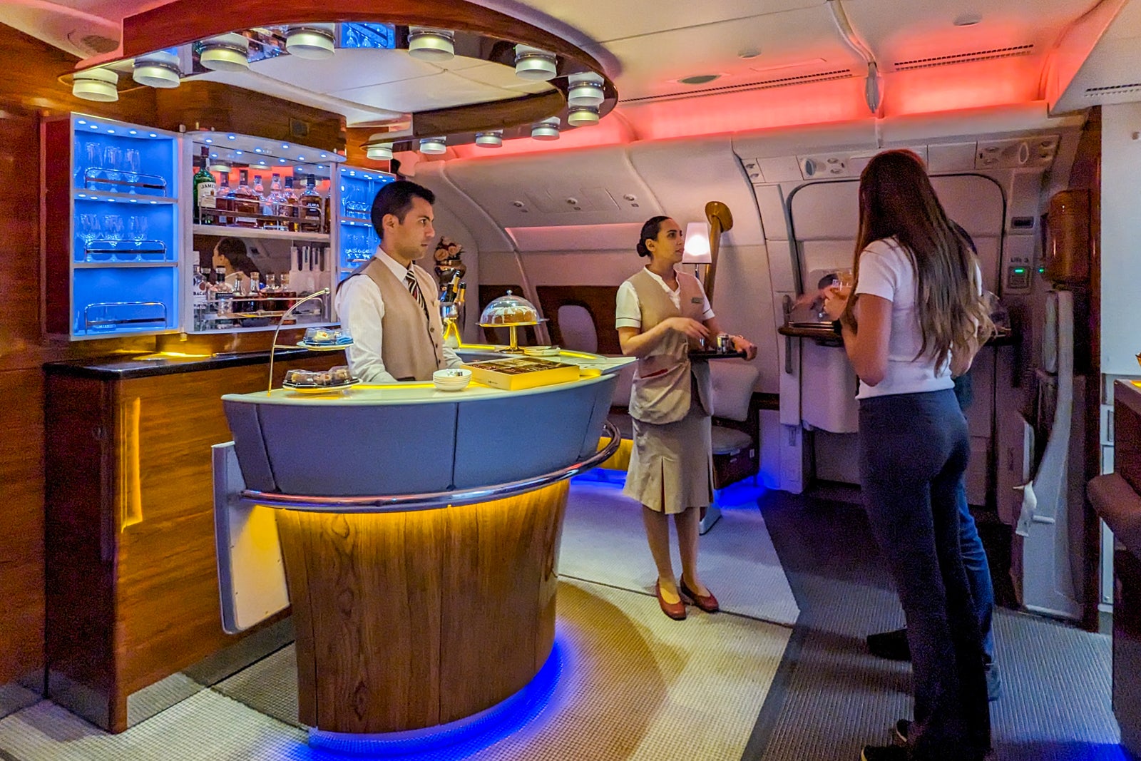 Airbus A380-800 | Emirates | Onboard lounge & bar