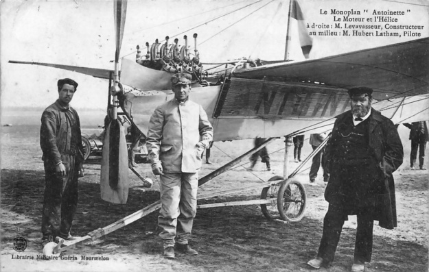 Latham ( center) and Levavsseur (right) with the Antoinette IV (Old Machine Press)