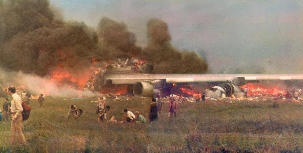 Boeing 747-200 | Tenerife disaster | burning crashed 747 | shocked passengers who escaped and people giving first aid