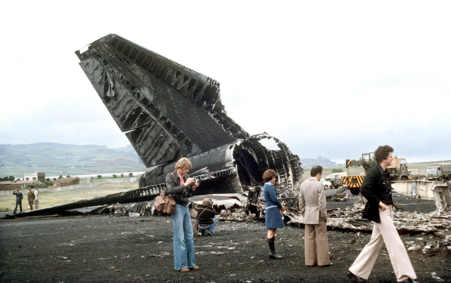 Boeing 747-200 | KLM | PH-BUF | wrecked tail plane, the remains of the aircraft are being removed from the crash site